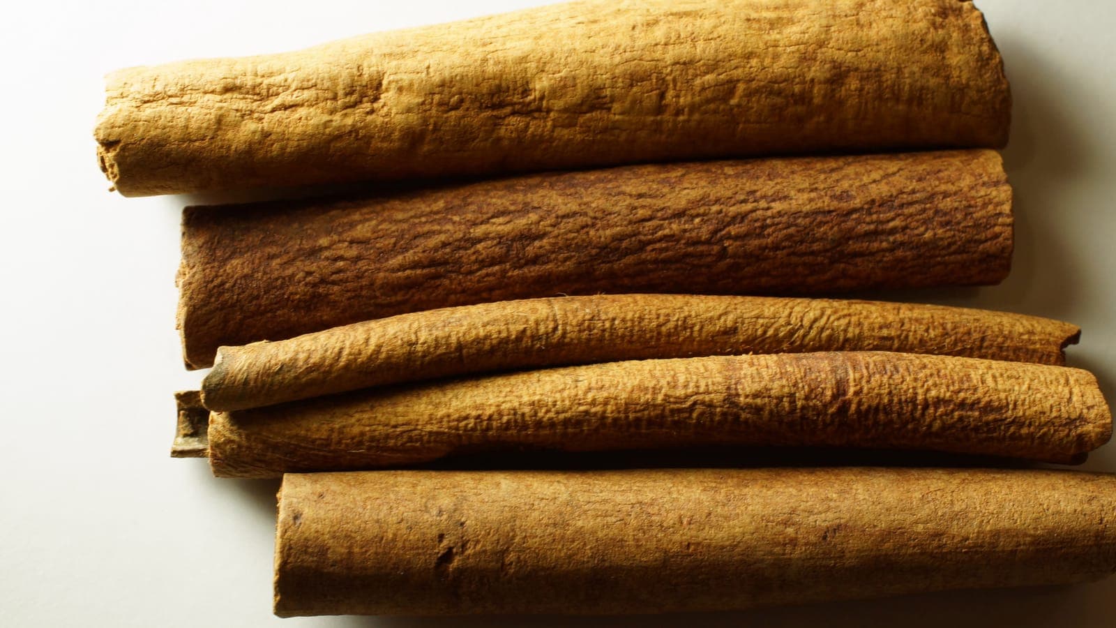 Bâtons de cannelle (des tuyaux d’écorce enroulée) : la cannelle n’est ni une brindille ni une racine, mais l’écorce interne du cannelier, séchée et roulée. (Photo trophygeek, CC BY 2.0.)